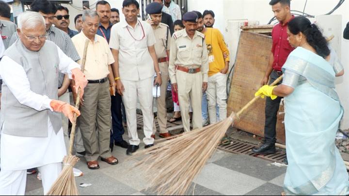 बच्चों को सफ़ाई-संस्कृति से संस्कारित करें: राज्यपाल श्री पटेल